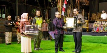 Foto:Ist/ Pemerintah Kabupaten Ciamis Raih Anugrah Kawistara Bahasa dari Balai Bahasa Jabar di Saung Angklung Udjo Bandung (25/10/2024)