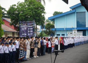 Foto: Ist/ Ratusan Santri Darusalaam dan Siswa Katolik Santo Yakobus Jakarta Ikuti Upacara Sumpah Pemuda di Lapangan Pesantren Darussalam Senin (28/10/2024)
