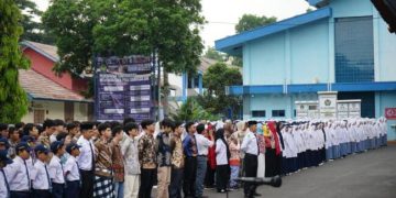 Foto: Ist/ Ratusan Santri Darusalaam dan Siswa Katolik Santo Yakobus Jakarta Ikuti Upacara Sumpah Pemuda di Lapangan Pesantren Darussalam Senin (28/10/2024)