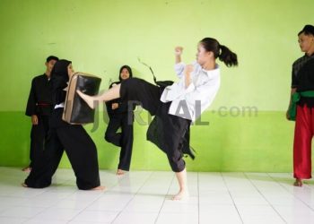 Foto : Salah Seorang Siswa Katolik Yakobus Mempraktekan Pencak Silat Yang Dipelajari Bersama Santri Miftahul Ulum Bangunsirna Selasa (29/10/2024)