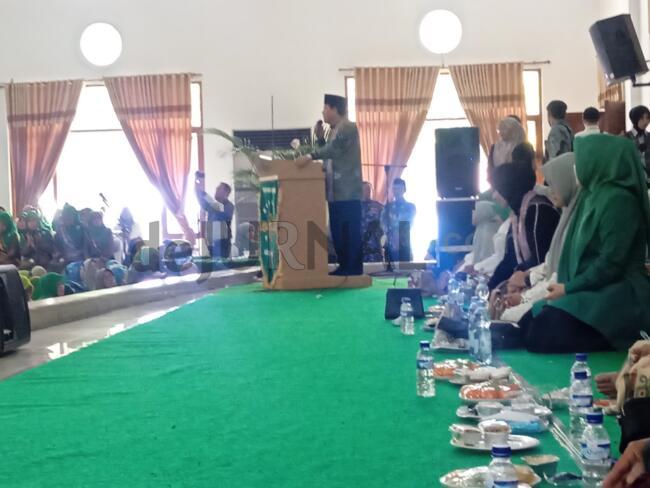 Foto:Cagub Jabar nomor urut 1 Acep Adang Ruhiat saat memberikan sambutan di acara Maulid Nabi Muslimat NU