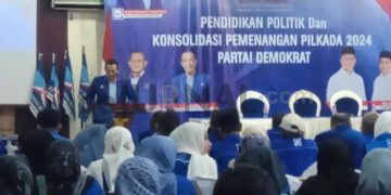 Foto: Ketua DPC Partai Demokrat Ciamis, Anjar Asmara saat memberikan sambutan di kegiatan pendidikan politik konsolidasi Herdiat-Yana