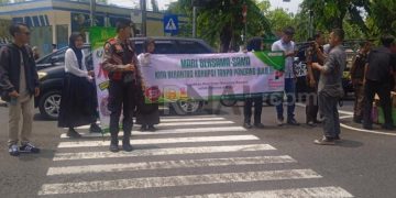 Rangkaian Hari Anti Korupsi, Kejari Ciamis Kampanye Bagikan Stiker Anti Korupsi