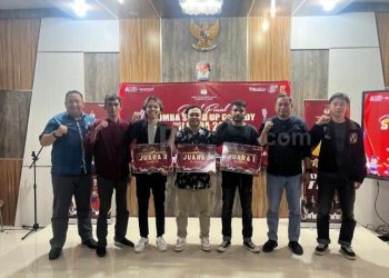 Foto: Ist/ Jajaran Komisioner KPU Ciamis Berfoto Bersama Juara 1, 2, dan 3 Kontes Stand Up Comedy Yang Digelar KPU Ciamis