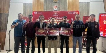 Foto: Ist/ Jajaran Komisioner KPU Ciamis Berfoto Bersama Juara 1, 2, dan 3 Kontes Stand Up Comedy Yang Digelar KPU Ciamis
