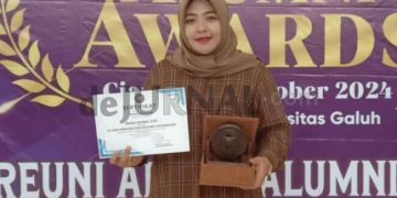 Foto:Ist/ Kordiv P2HM Bawaslu Ciamis , Wulan Syarifah Saat Menerima Penghargaan Alumni FISIP Award Unigal. Sabtu (26/10/2024)
