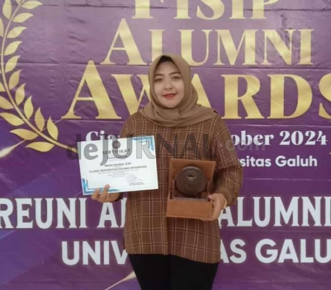 Foto:Ist/ Kordiv P2HM Bawaslu Ciamis , Wulan Syarifah Saat Menerima Penghargaan Alumni FISIP Award Unigal. Sabtu (26/10/2024)