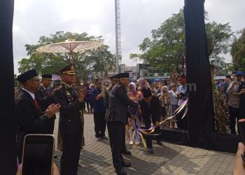 Foto: Sekda Ciamis Andang Firman Triyadi Membuka Pameran Kepemudaan Dengan Menggunting Pita di Alun-alun Ciamis, Senin (28/10/2024)