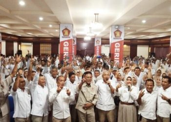 Foto: semua peserta Konsolidasi Gerindra dan Pasangan Herdiat-Yana Bernyanyi bersama