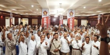 Foto: semua peserta Konsolidasi Gerindra dan Pasangan Herdiat-Yana Bernyanyi bersama