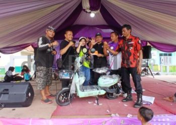 Foto : Ist/ Pemenang Hadiah Utama Sepeda Listrik Di Acara HUT FJG Ke 5 Jalan Sehat Bersama Herdiat-Yana di Lalang Cisadap Minggu (03/11/2024)