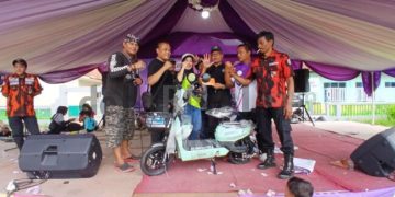 Foto : Ist/ Pemenang Hadiah Utama Sepeda Listrik Di Acara HUT FJG Ke 5 Jalan Sehat Bersama Herdiat-Yana di Lalang Cisadap Minggu (03/11/2024)