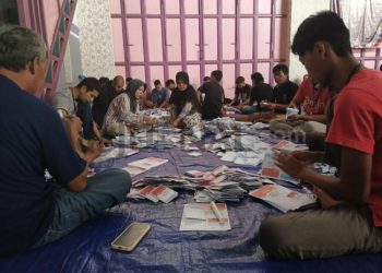 Foto : Ist/ Hari Pertama Para Petugas Sorlip Surat Suara Fokus Bekerja Di Gudang Cisadap KPU Ciamis. Kamis (07/11/2024)