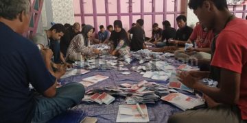 Foto : Ist/ Hari Pertama Para Petugas Sorlip Surat Suara Fokus Bekerja Di Gudang Cisadap KPU Ciamis. Kamis (07/11/2024)