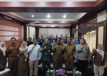 Foto : Ist/DKUKMP Kabupaten. Ciamis menggelar kegiatan koordinasi, sinkronisasi pemberdayaan industri dan peran serta masyarakat dengan melakukan pembinaan dan peningkatan kapasitas Sumber Daya Manusia (SDM) pada usaha industri hasil tembakau kecil dan menengah di Hotel Tyara Plaza Ciamis, Selasa (19/11/2024)