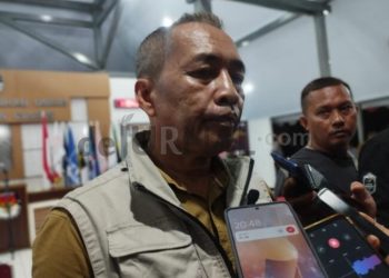 Foto : Ketua Tim Pemenangan Hersiat-Yana Diwawancarai usai Konferensi Pers Pilkada oleh KPU , Senin (25/11/2024)