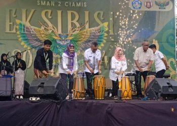 Foto: PJ. Bupati Ciamis, Budi Waluya membuka pameran eksebisi "Doea" SMAN 2 Ciamis. Rabu (08/11/2024)
