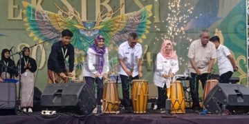 Foto: PJ. Bupati Ciamis, Budi Waluya membuka pameran eksebisi "Doea" SMAN 2 Ciamis. Rabu (08/11/2024)