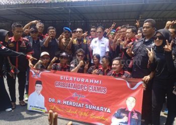 Foto: Calon Bupati Ciamis Herdiat-Yana melakukan pertemuan dengan GRIB Jaya di RM.Simanalagi Senin (18/11/2024)