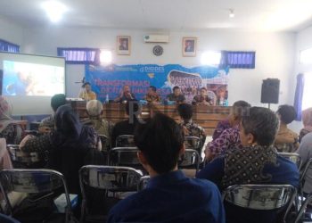 Foto : Akademi Maritim (AKMI) Suaka Bahari Cirebon menggelar program Transformasi UMKM Digital Desa di Aula Kecamatan Baregbeg, Kamis (21/11/2024)