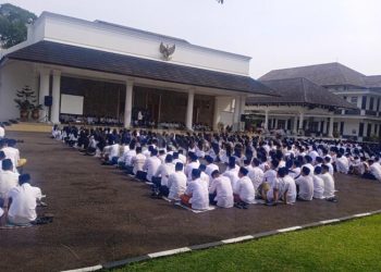 Foto : Pemkab Ciamis Gelar Doa Bersama Pilkada Dengan Pecahkan Rekor MURI Pemakaian Sarung Tenun ASN Terbanyak di halaman pendopo Setda Jumat (22/11/2024)
