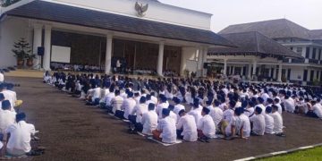 Foto : Pemkab Ciamis Gelar Doa Bersama Pilkada Dengan Pecahkan Rekor MURI Pemakaian Sarung Tenun ASN Terbanyak di halaman pendopo Setda Jumat (22/11/2024)