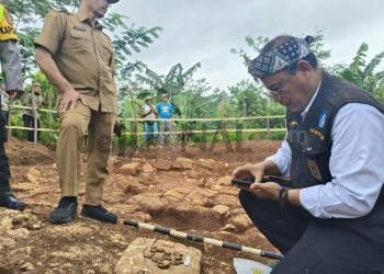 Tim Disparbud Kabupaten Garut Kunjungi Desa Simpang Cibalong, Survey Temuan Tumpukan Batu Diduga Mirip Candi