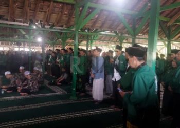 Ratusan Relawan Forum Bela DS Berdoa di Makom Eyang Mahmud untuk Kemenangan Dadang Supriatna- Ali Syakieb di Pilkada Kabupaten Bandung 2024