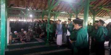 Ratusan Relawan Forum Bela DS Berdoa di Makom Eyang Mahmud untuk Kemenangan Dadang Supriatna- Ali Syakieb di Pilkada Kabupaten Bandung 2024