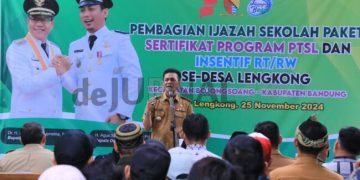 Bupati Dadang Supriatna Serahkan Ijazah Paket A, B dan C, serta Sertifikat PTSL dan Insentif RT/RW di Desa Lengkong