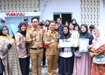 Disambut Gembira! Bupati Bandung Dadang Supriatna Serahkan Sertifikat PTSL ke Warga Desa Lengkong