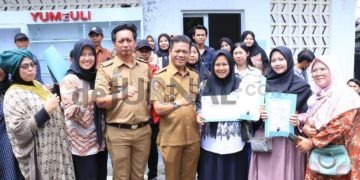 Disambut Gembira! Bupati Bandung Dadang Supriatna Serahkan Sertifikat PTSL ke Warga Desa Lengkong