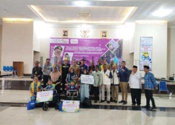 Foto : Dinsos Ciamis Bersama Lions Club Jakarta dan Global Village Foundation Bali Salurkan Bantuan Kursi Roda bagi Penyandang Cerebral Palsy di Aula STIKES Muhammadiyah. Selasa (03/12/2024)