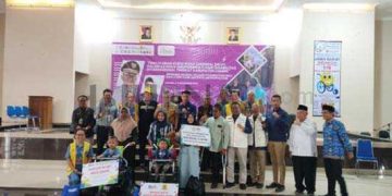 Foto : Dinsos Ciamis Bersama Lions Club Jakarta dan Global Village Foundation Bali Salurkan Bantuan Kursi Roda bagi Penyandang Cerebral Palsy di Aula STIKES Muhammadiyah. Selasa (03/12/2024)