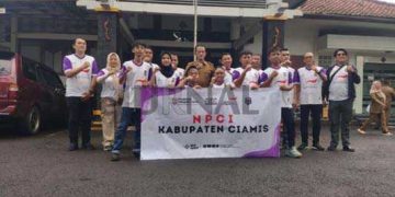 Foto : Kepala Dinas Kebudayaan Pemuda dan Olahraga (Kadisbudpora) Kabupaten Ciamis memberangkatkan 8 orang atlet National Paralympic Committee Indonesia (NPCI) Kabupaten Ciamis, Senin (09/12/2024) di Halaman Kantor Disbudpora Kabupaten Ciamis.