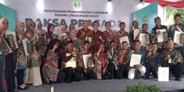 Foto : Pemerintah Kabupaten Ciamis melalui Dinas Perumahan Rakyat Kawasan Permukiman Lingkungan Hidup (DPRKPLH) berhasil meraih Anugerah Penghargaan Gubernur Jawa Barat “Raksa Prasada” dalam bidang lingkungan hidup tahun 2024 tingkat Provinsi Jawa Barat, Rabu (11/12/2024).