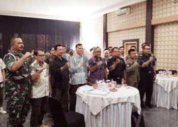 Foto : Seluruh Peserta dan Pelaksana Evaluasi DBHCHT di Aula Hotel Larissa Foto Bersama