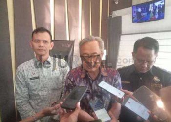 Foto : Kasatpol-PP Uga Yugaswara, Perwakilan Bea Cukai Budhi Irawan dan Kabag Ekonomi Amin Mabruri saat diwawancarai usai kegiatan Evaluasi DBHCHT di Aula Hotel Larissa . Kamis (19/12/2024)