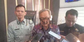 Foto : Kasatpol-PP Uga Yugaswara, Perwakilan Bea Cukai Budhi Irawan dan Kabag Ekonomi Amin Mabruri saat diwawancarai usai kegiatan Evaluasi DBHCHT di Aula Hotel Larissa . Kamis (19/12/2024)