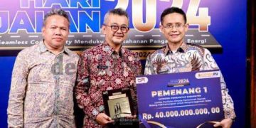 Foto : Pj. bupati Ciamis Budi Waluya, Kadis PUPRP Taufik Gumelar, dan Sekdin PUPRP foto bersama seusai menerima penghargaan Pengelolaan Jalan terbaik