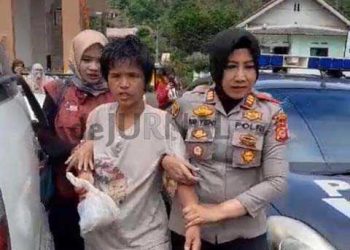Foto : Kapolsek Kawali, AKP Hj. Iis Yeni Idaningsih, S.H., M.H bersama unsur terkait berhasil mengamankan Orang Dengan Gangguan Jiwa (ODGJ) yang berkeliaran di Desa Sadewata, Kecamatan Lumbung, Kabupaten Ciamis, Senin (23/12/2024).