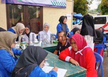 Foto : Pemerintahan Desa (Pemdes) Dewasari Kecamatan Cijeungjing Kabupaten Ciamis menggelar Gebyar Kesehatan di Halaman Desa Dewasari. Selasa (24/12/2024)