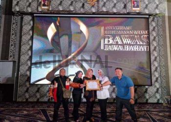 Foto : Kordiv P2HM Bawaslu Ciamis Wulan Syarifah pada acara puncak Anugrah Kehumasan dan Datin Bawaslu Jawa Barat 2024, di Bekasi, pada Rabu (18/12/2024).