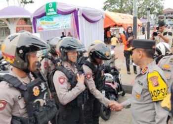 Foto :, Irjen Pol. Dr. Akhmad Wiyagus, S.I.K., M.Si., M.M., melaksanakan pengecekan Pos Pam Terpadu di Alun-Alun Ciamis. Sabtu, 28 Desember 2024.