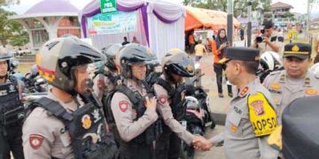 Foto :, Irjen Pol. Dr. Akhmad Wiyagus, S.I.K., M.Si., M.M., melaksanakan pengecekan Pos Pam Terpadu di Alun-Alun Ciamis. Sabtu, 28 Desember 2024.