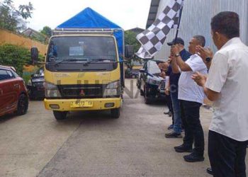 Foto : Sekda Kabupaten Ciamis Andang Firman Triyadi melepas Truk Pengangkut Beras Bantuan Pangan dengan tujuan Karangpawitan Kawali di Bulog Ciamis Rabu (11/12/2024)