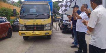 Foto : Sekda Kabupaten Ciamis Andang Firman Triyadi melepas Truk Pengangkut Beras Bantuan Pangan dengan tujuan Karangpawitan Kawali di Bulog Ciamis Rabu (11/12/2024)