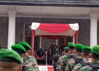 Foto : Komando Distrik Militer (KODIM) 0613/Ciamis menggelar Upacara peringatan Hari Juang Tentara Nasional Indonesia Angkatan Darat (TNI AD) 2024 yang ke-79 tingkat Kabupaten Ciamis di halaman Pendopo Bupati Ciamis, Jawa Barat. Minggu (15/12/2024).