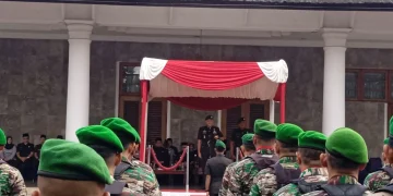 Foto : Komando Distrik Militer (KODIM) 0613/Ciamis menggelar Upacara peringatan Hari Juang Tentara Nasional Indonesia Angkatan Darat (TNI AD) 2024 yang ke-79 tingkat Kabupaten Ciamis di halaman Pendopo Bupati Ciamis, Jawa Barat. Minggu (15/12/2024).