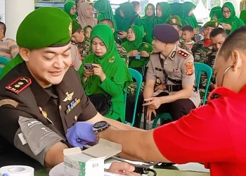 Foto : Dandim 0613/Ciamis, Letkol Afiid Cahyono Ikut Menyumbangkan Darahnya di Kegiatan Baksos Donor Darah dalam rangkaian peringatan Hari Juang TNI AD. Minggu (15/12)2024)